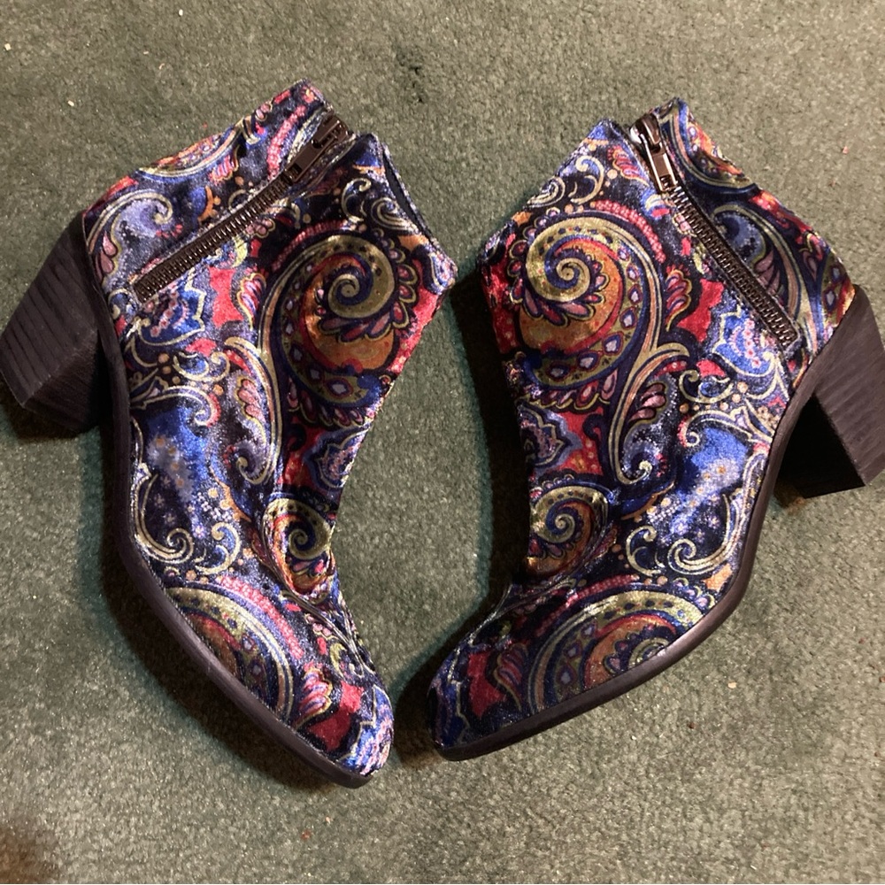 Socofy Boots size 37/womens 6 in excellent used condition. Double side zip